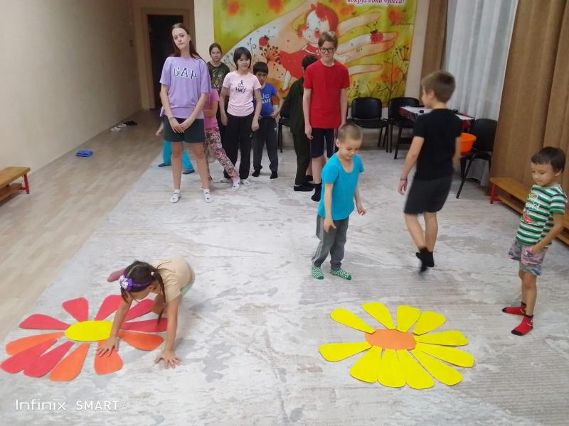 "Вместе всей семьей" - так назывался воспитательский час, который мы провели в игровой форме, разделившись на две семьи, и так увлеклись, что не заметили, как пролетело время.