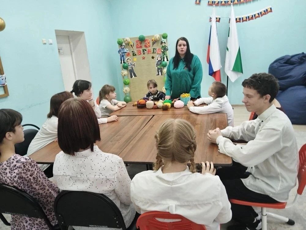 Специалист Дома-музея декабристов Ольга Олеговна провела для ребят увлекательный мастер-класс по изготовлению традиционной масленичной куклы.