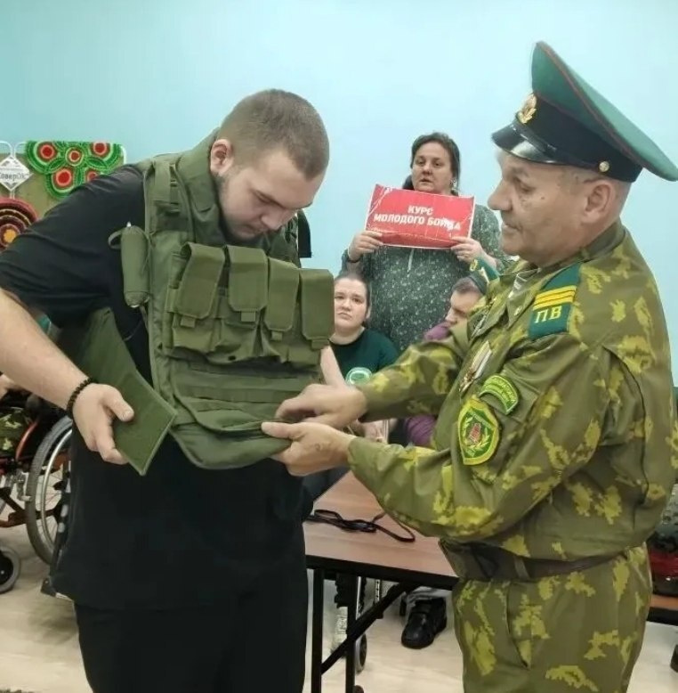 Вчера день в нашем центре был по-настоящему особенным – к нам в гости пришли участники Инклюзивного клуба "Пограничники детям" вместе с руководителем Сергеем Николаевичем Пермяковым.  Вчера день в нашем центре был по-настоящему особенным – к нам в гости пришли участники Инклюзивного клуба "Пограничники детям" вместе с руководителем Сергеем Николаевичем Пермяковым.