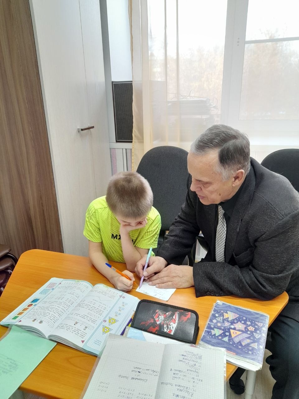 Началась новая ﻿четверть, а это ﻿значит, что ﻿мы ﻿снова ﻿окунулись в мир ﻿учебы. 