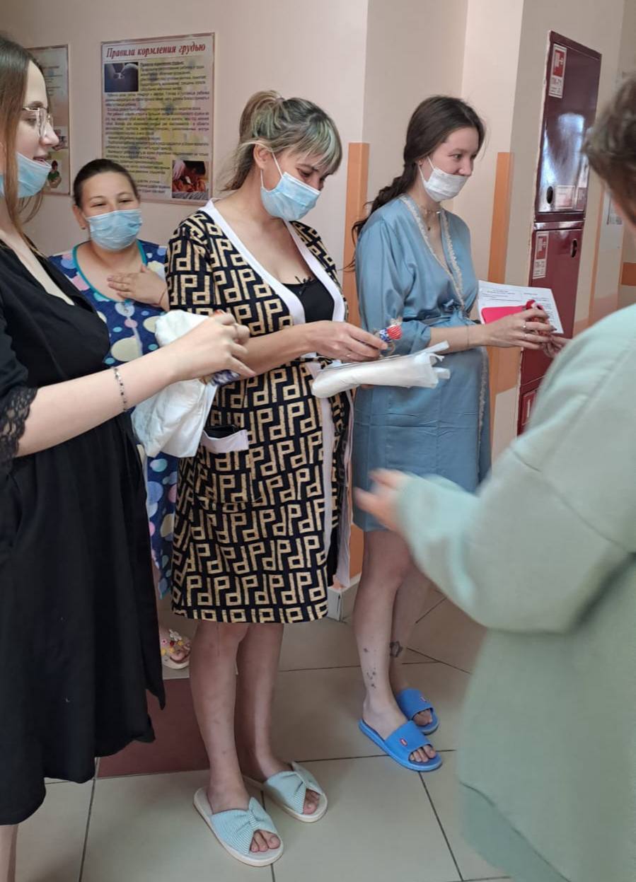 В День беременных, 7 октября, наши воспитанники из ОСРЦ приятно удивили будущих мам, лежащих в перинатальном центре.