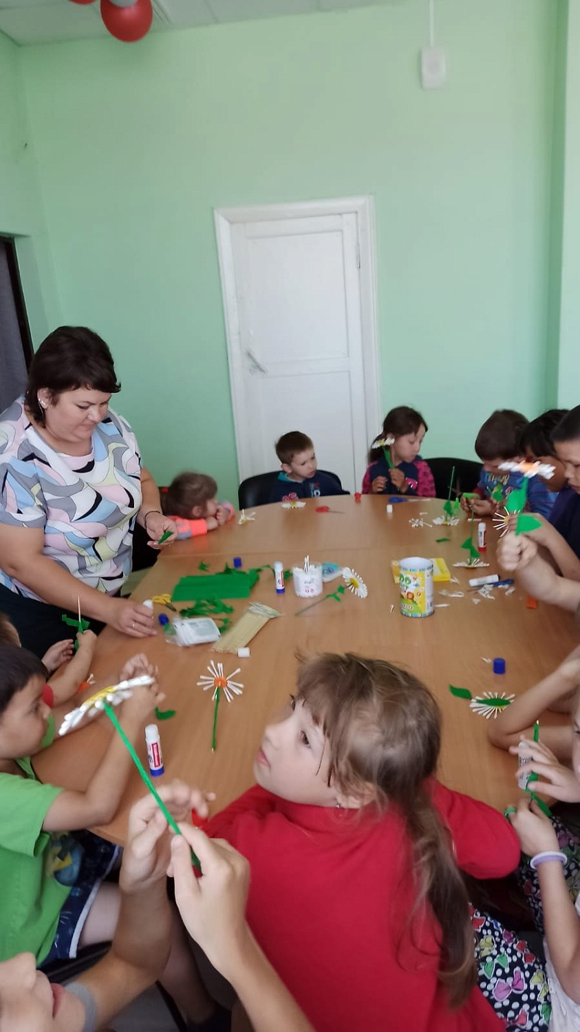 Ромашка на языке цветов - солнце, радость, лето, юность и чистота.