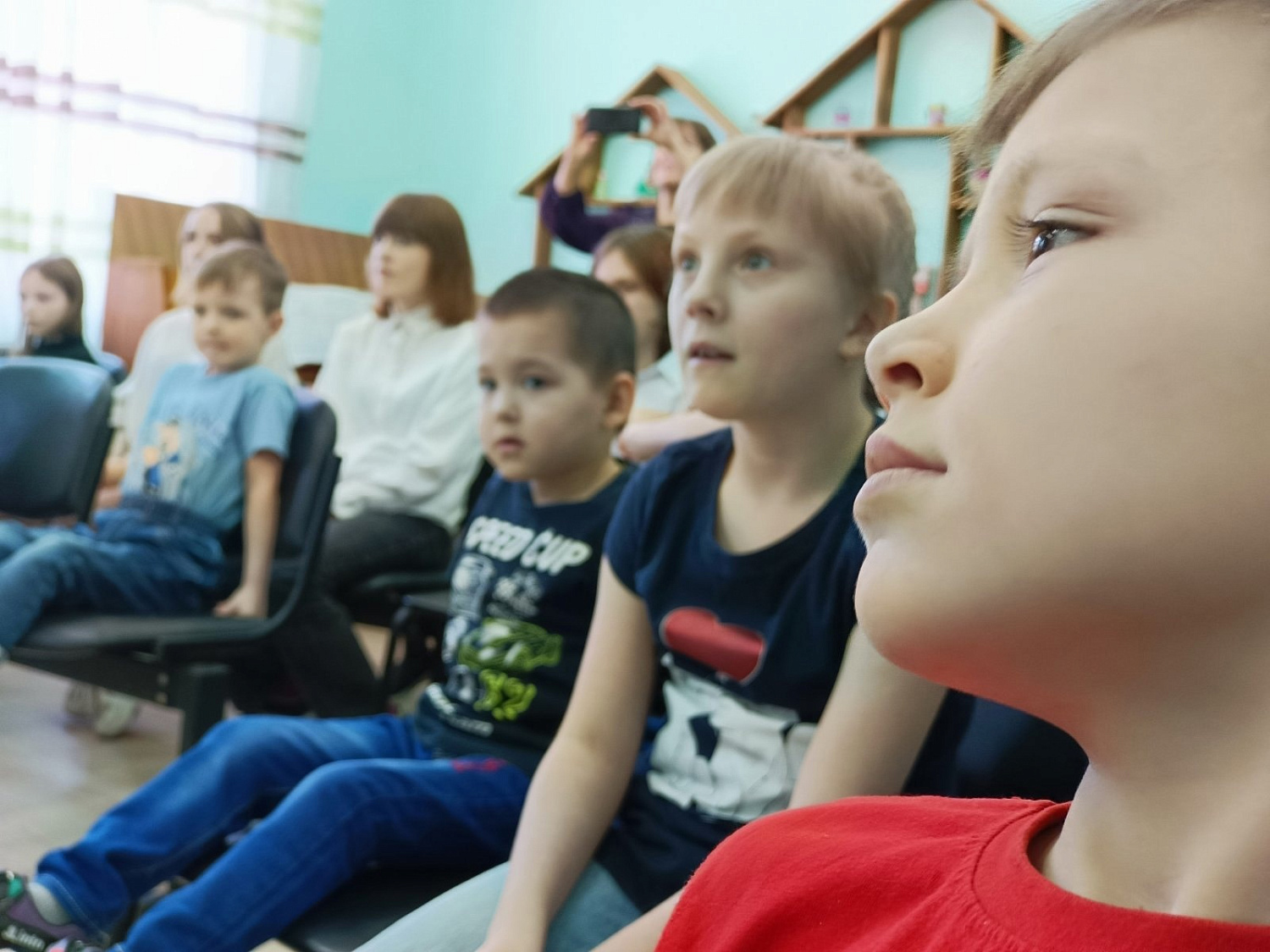 Сегодня нашим детям показали сказку, сотканную из вокального исполнения.