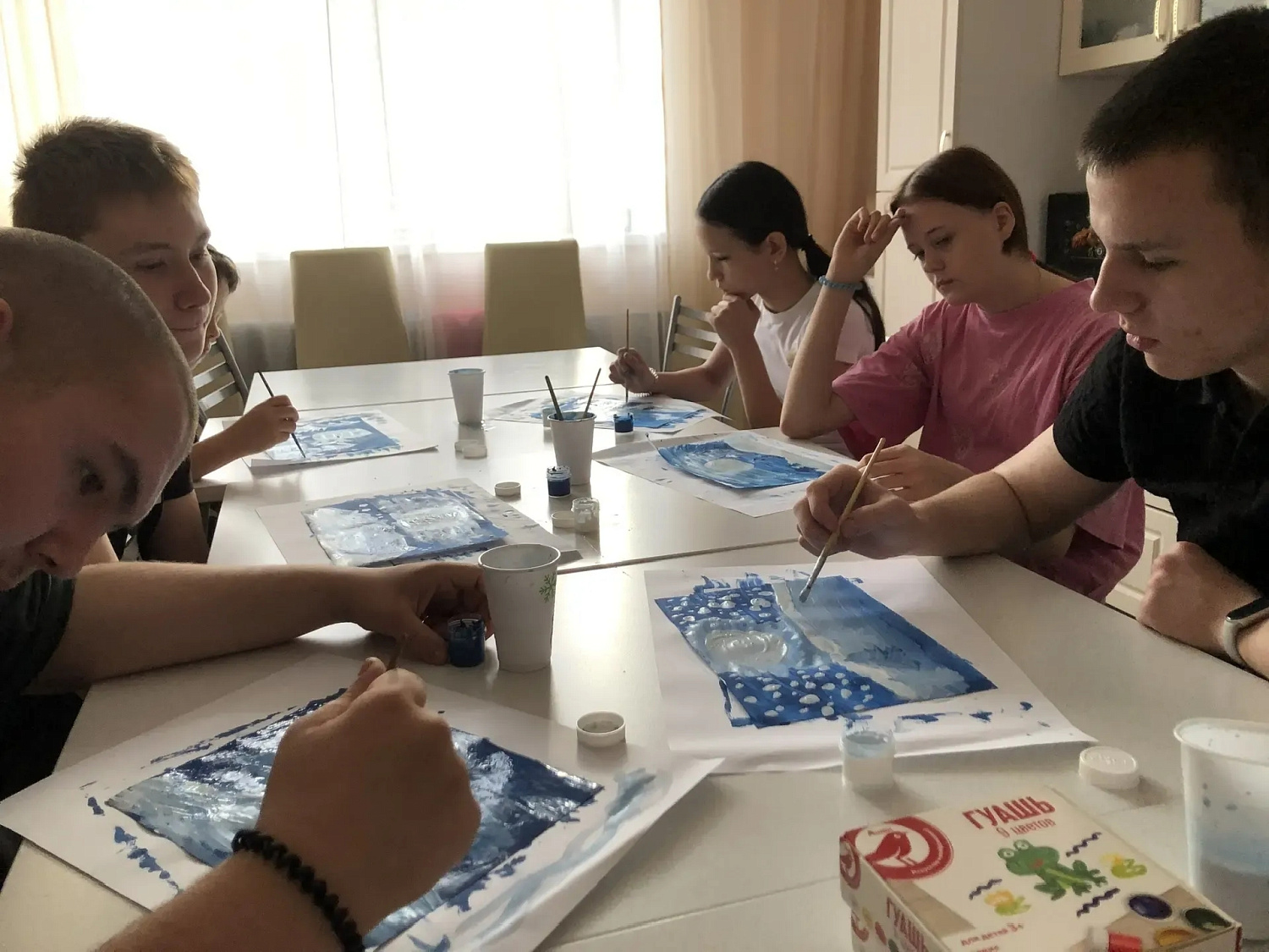 В рамках кружка «Творческий MIX» провели правополушарное рисование на тему «Первый снег»