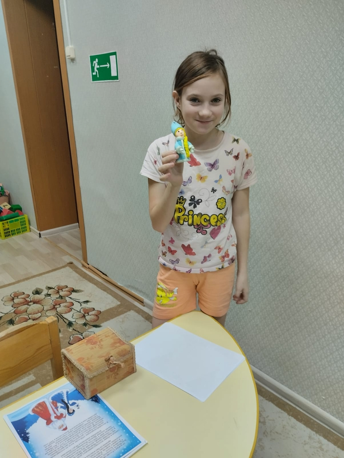 Новый год не за горами, и мы с ребятами готовимся к нему очень серьёзно: украшаем помещения, мастерим ёлочные игрушки, учим стихотворения и песни.