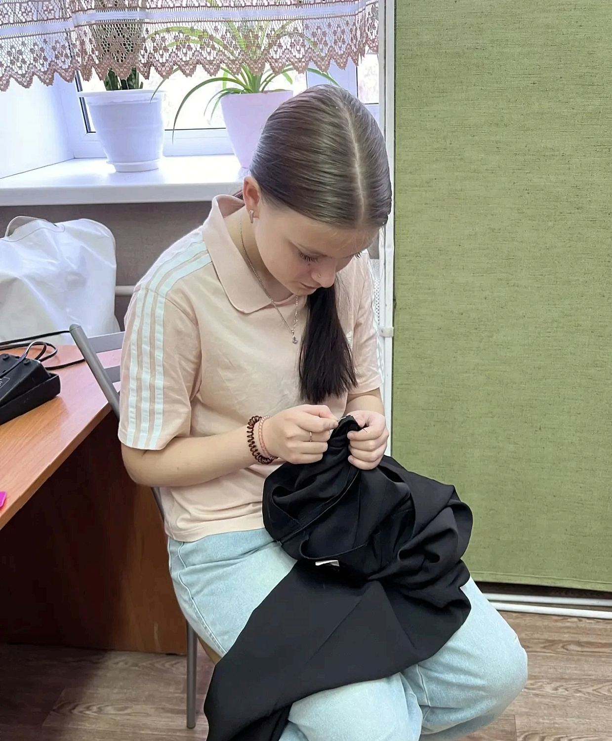 На занятии по технологии «Швейное дело» мы изучили виды швов, выполняемых на швейной машине, и освоили практические навыки мелкого ремонта одежды.