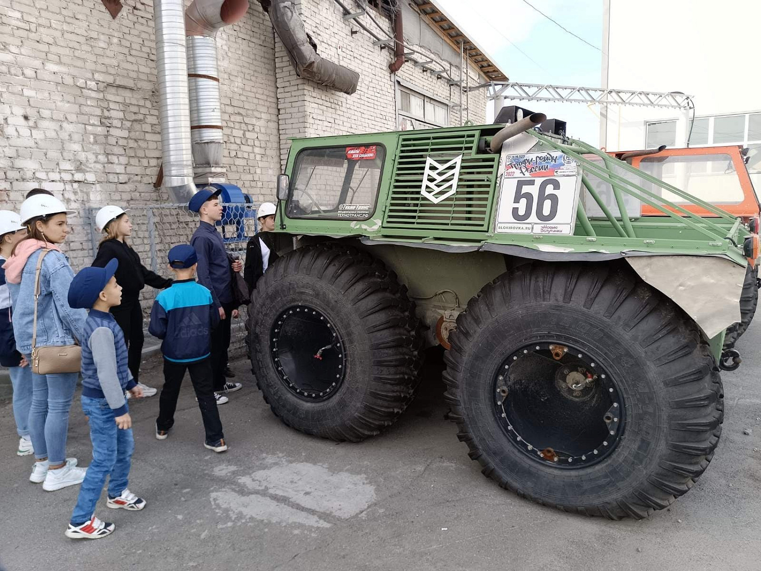 Александр Владимирович Черняк, член Попечительского совета нашего Центра, пригласил на свой завод с экскурсией.