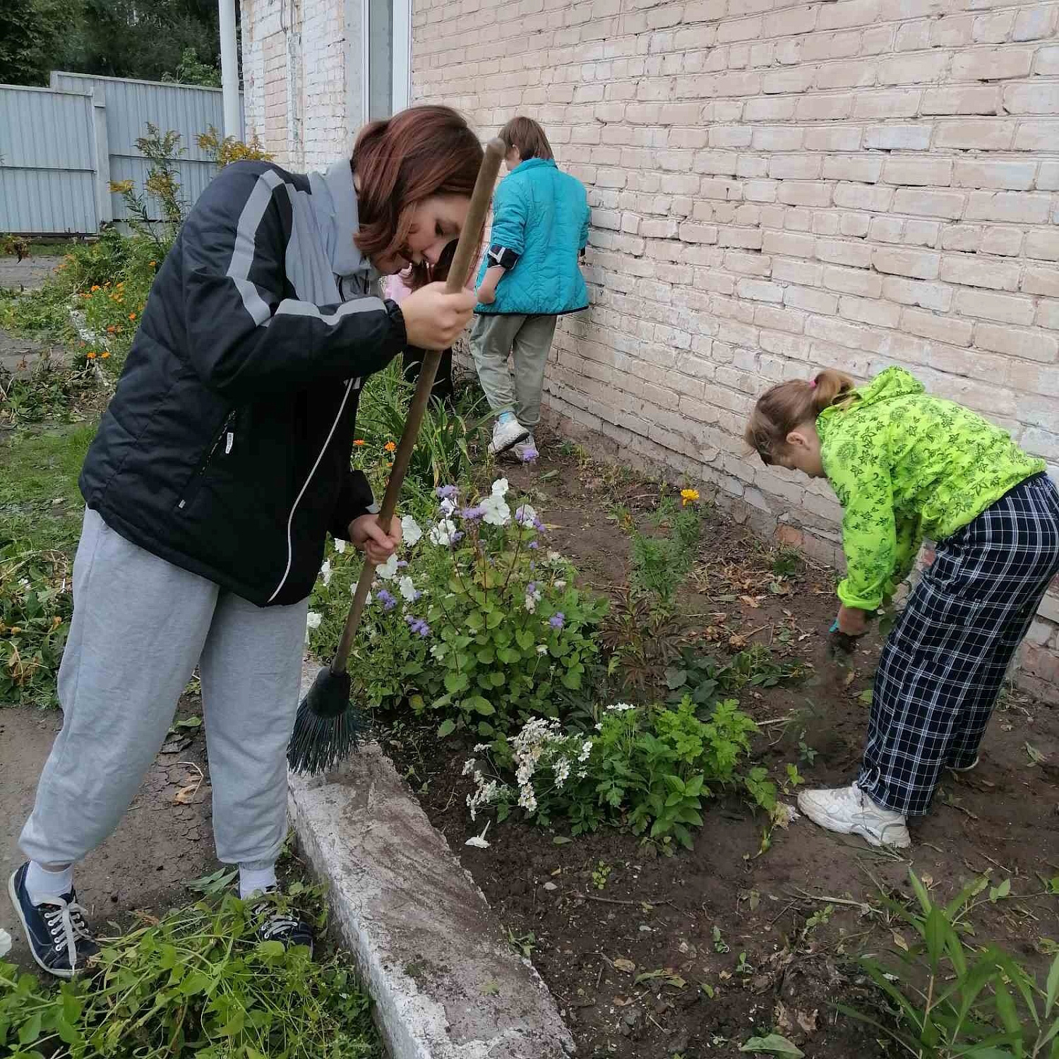 С приходом осени, пришла пора уборки территории.