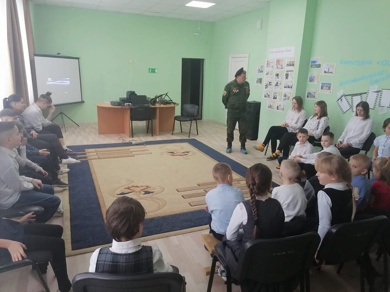 В рамках месячника оборонно-массовой и спортивной работы в гости к нашим воспитанникам приходил руководитель Регионального отделения МАВ ГСВГ-ЗГВ и ГВВД по Курганской области Сергей Аркадьевич Гасников.