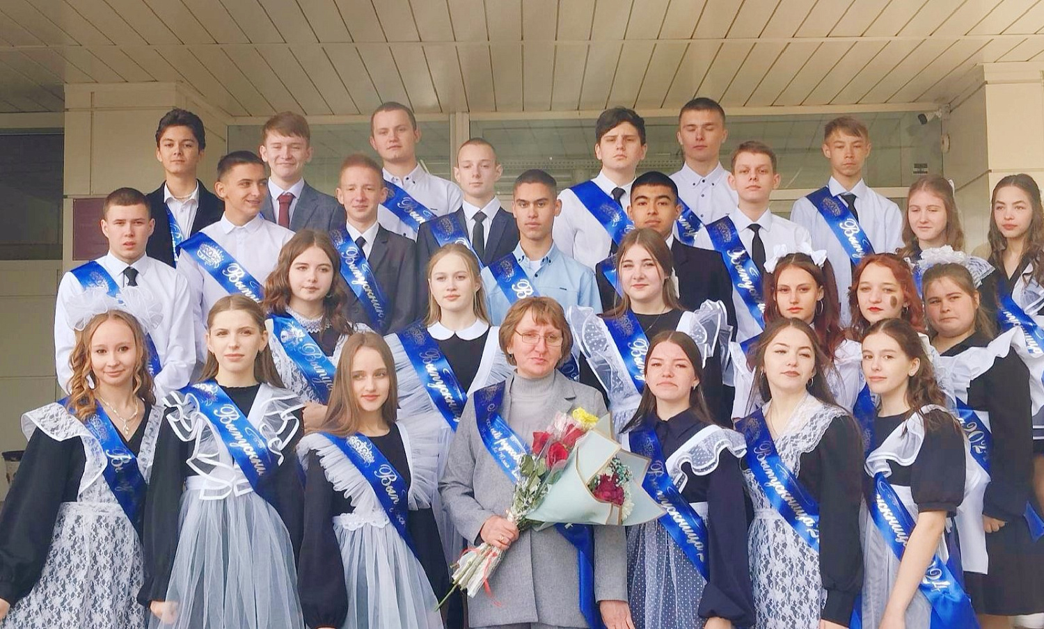 Прозвенел звонок прощальный, Поздравляем вас, ура!