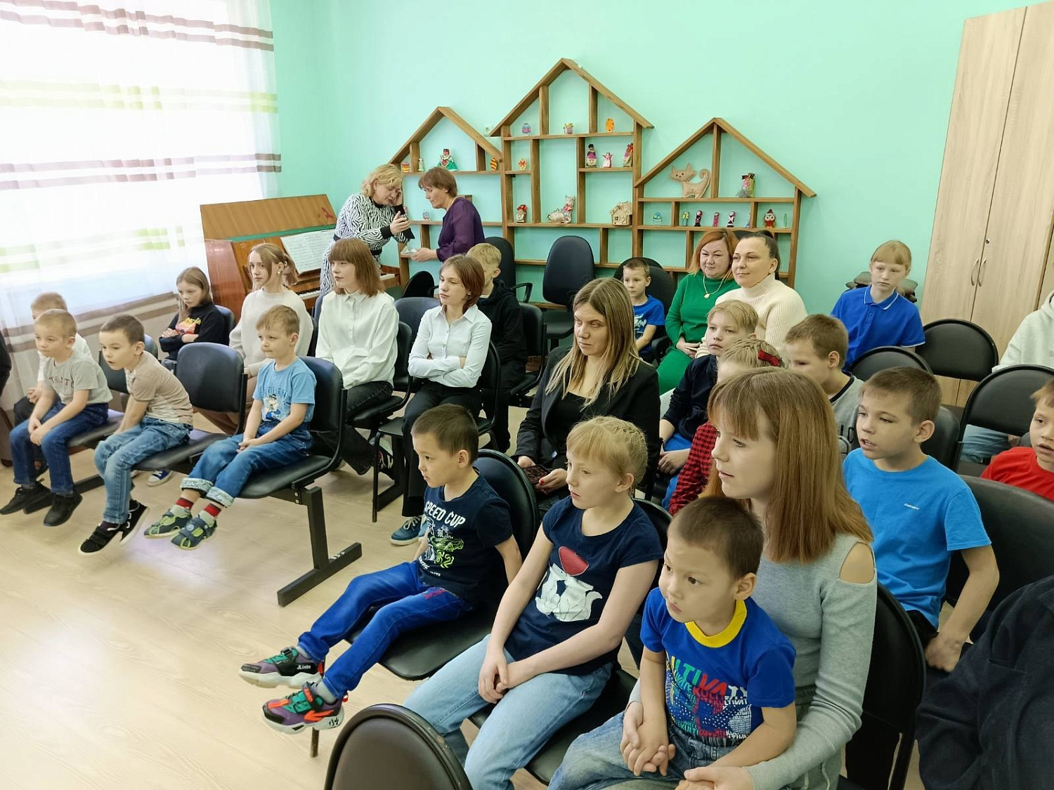 Сегодня нашим детям показали сказку, сотканную из вокального исполнения.