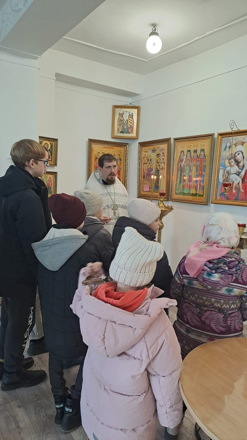 Доброй традицией стало посещение нашими воспитанниками Храма Благовещения Пресвятой Богородицы, расположенного в живописном уголке нашего города.