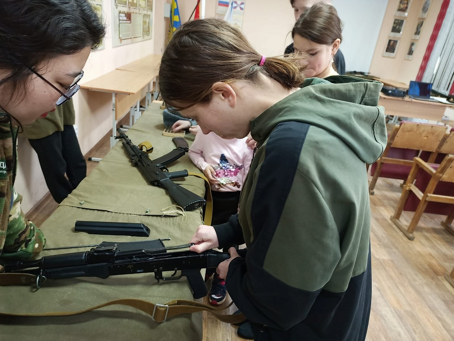В рамках ежегодного месячника оборонно-массовой и спортивной работы наши воспитанники посетили городской военно-патриотический центр "Звезда".