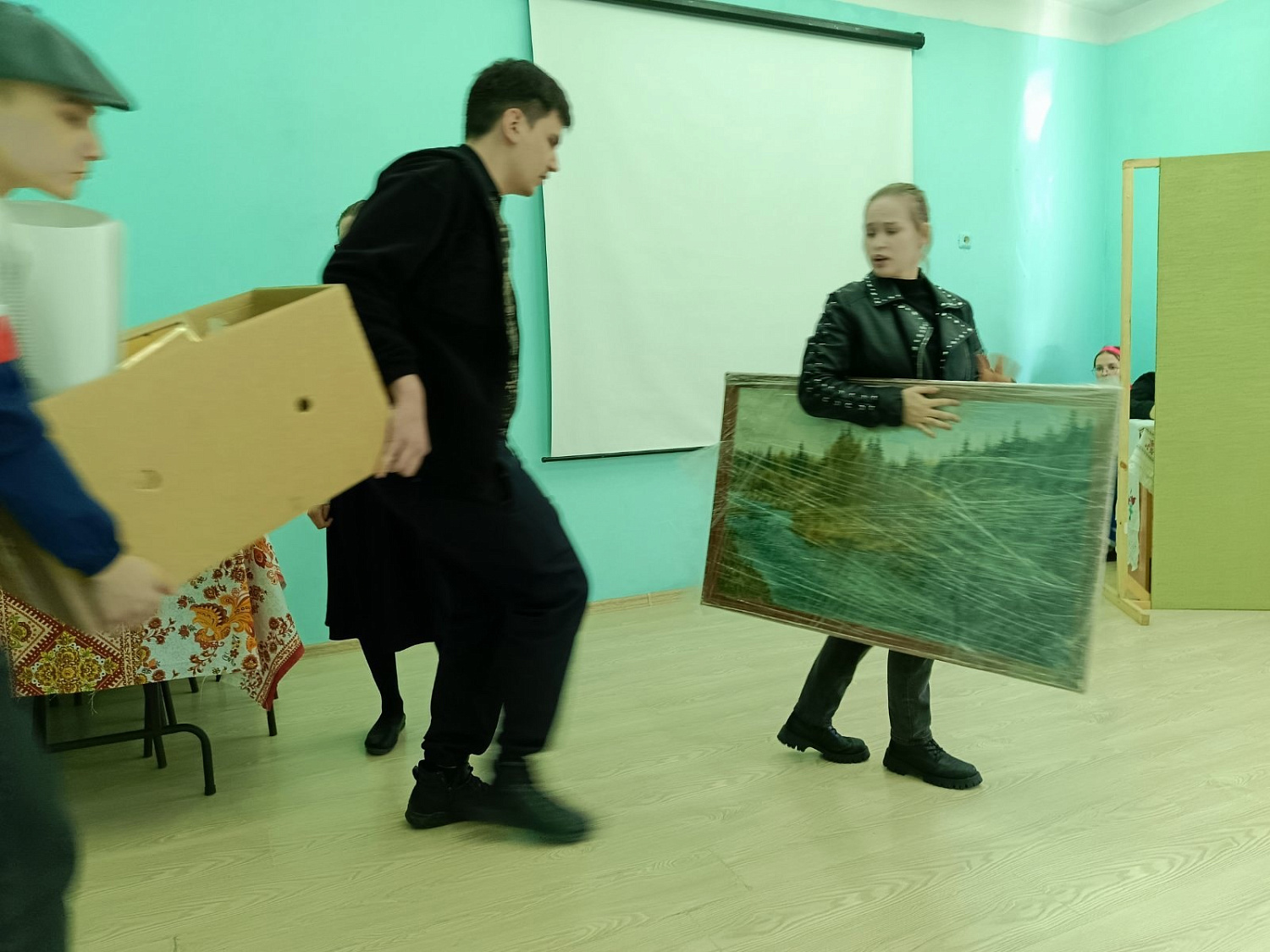 Сегодня нашим детям показали сказку, сотканную из вокального исполнения.
