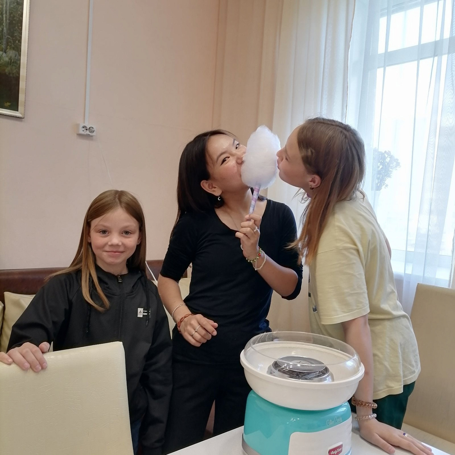С воспитанниками нашего центра провели увлекательный мастер-класс по изготовлению сахарной ваты!