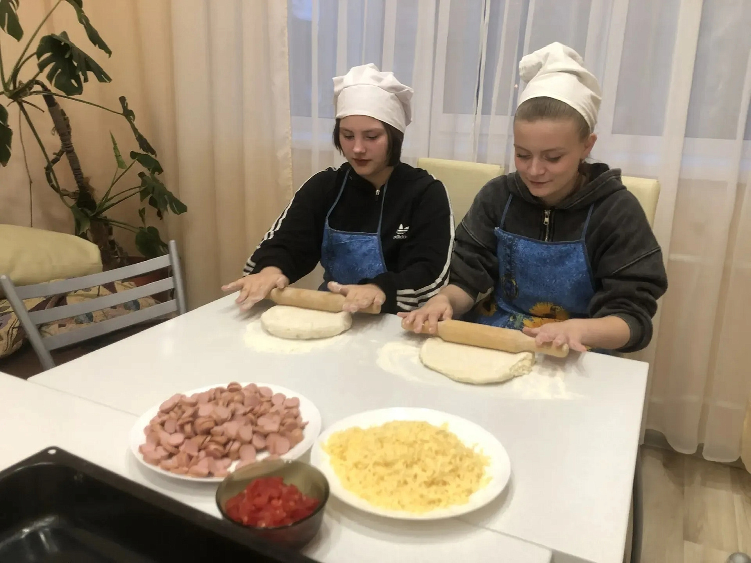 В рамках программы САП «Мой уютный дом» наши маленькие поварята взялись за приготовление пиццы и собирали красивые фруктовые тарелки.