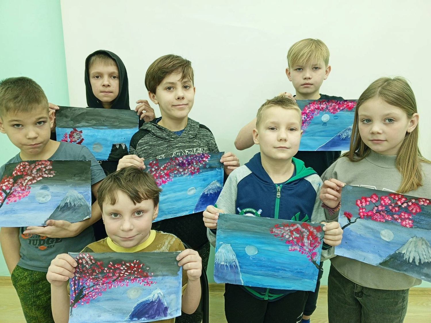 Творческое занятие в рамках кружка "Творческий микс" рисование гуашью.