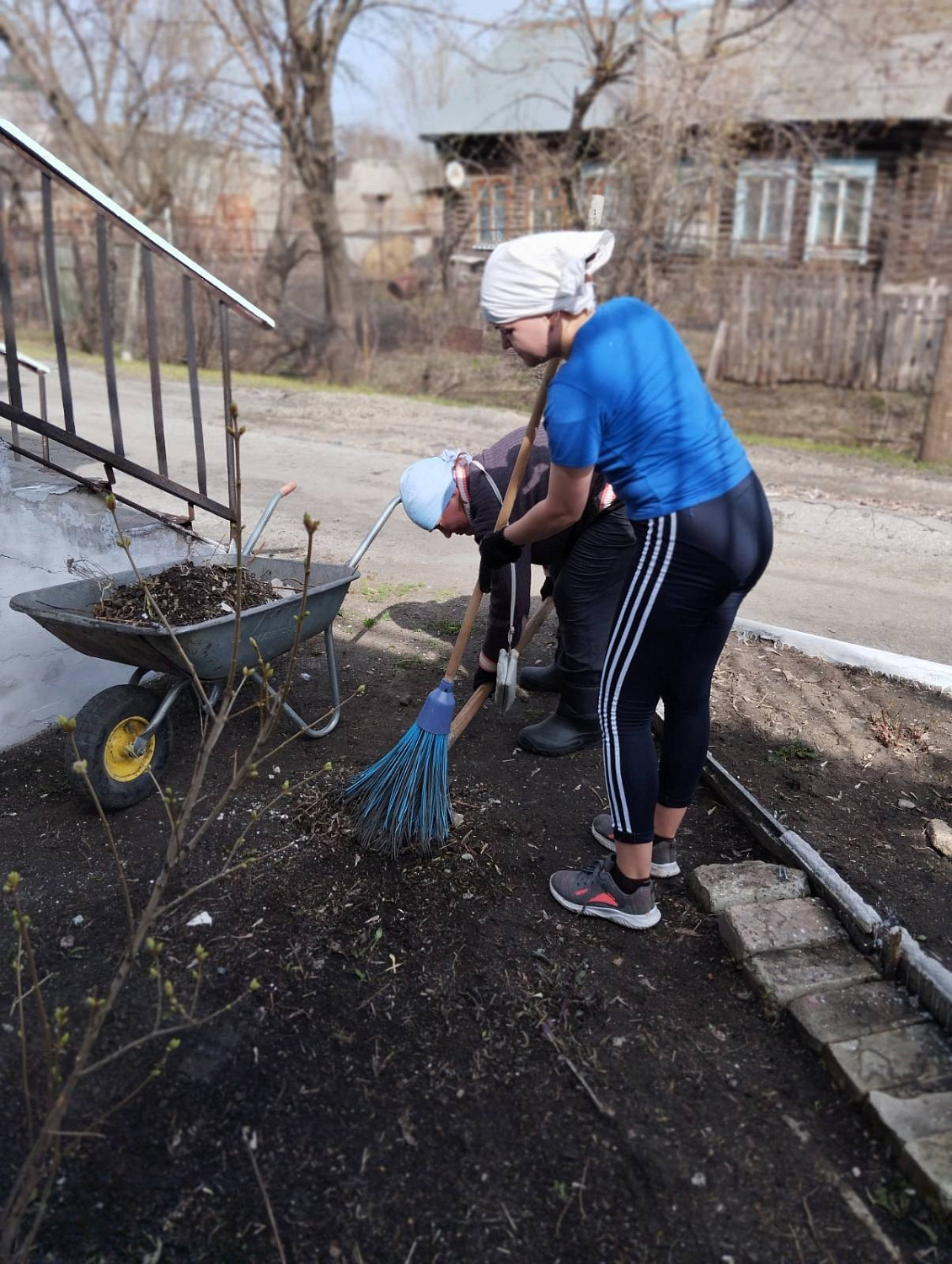 Субботник - это прекрасный способ поднятия корпоративного духа, сплочения коллектива.