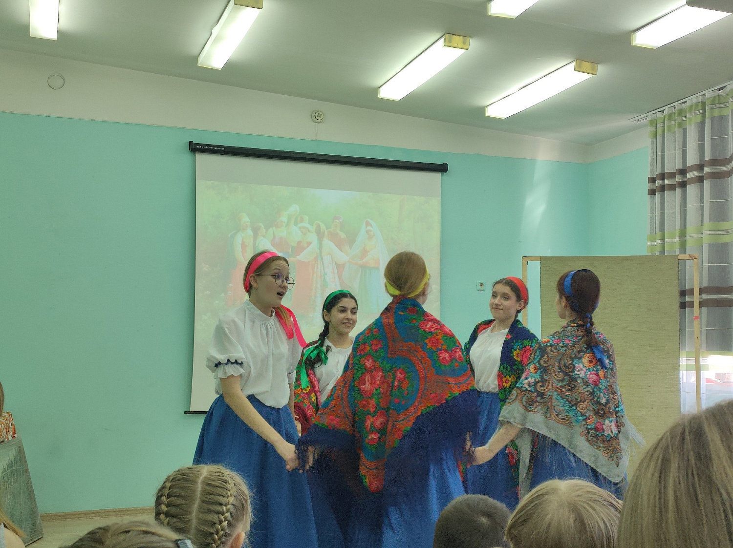 Сегодня нашим детям показали сказку, сотканную из вокального исполнения.