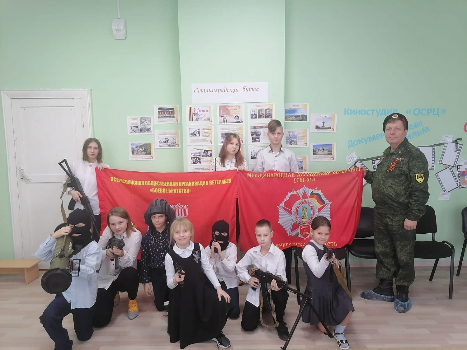 В рамках месячника оборонно-массовой и спортивной работы в гости к нашим воспитанникам приходил руководитель Регионального отделения МАВ ГСВГ-ЗГВ и ГВВД по Курганской области Сергей Аркадьевич Гасников.