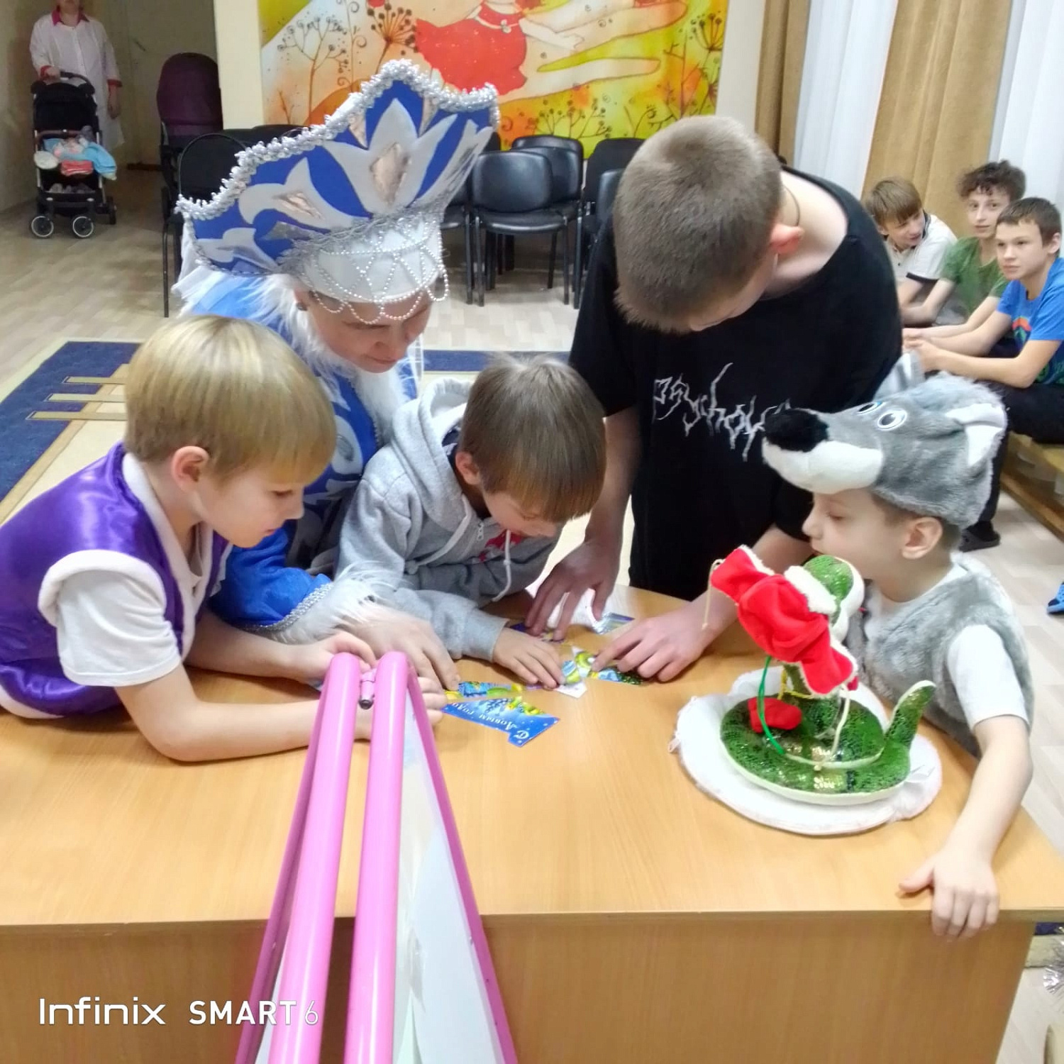 Наши ребята провели ﻿последний день ﻿новогодних ﻿каникул с ﻿игровой программой, ﻿в ﻿которую весело включились ﻿вместе ﻿с Снегурочкой!