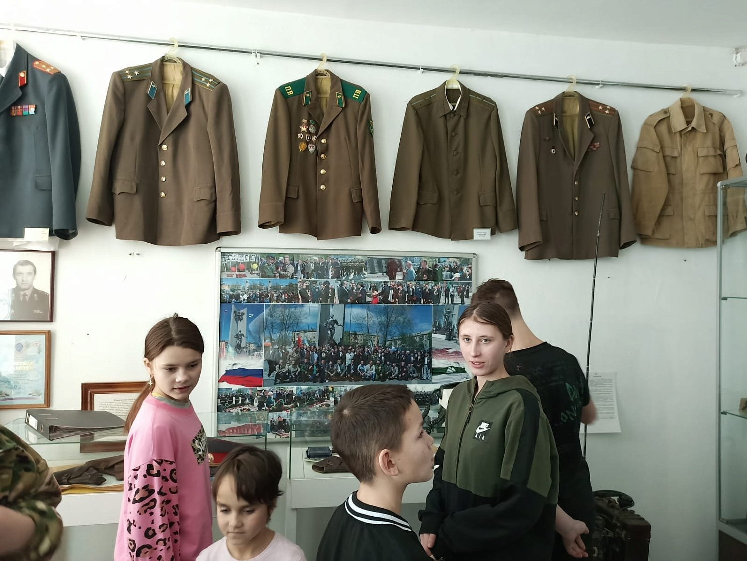 В рамках ежегодного месячника оборонно-массовой и спортивной работы наши воспитанники посетили городской военно-патриотический центр "Звезда".