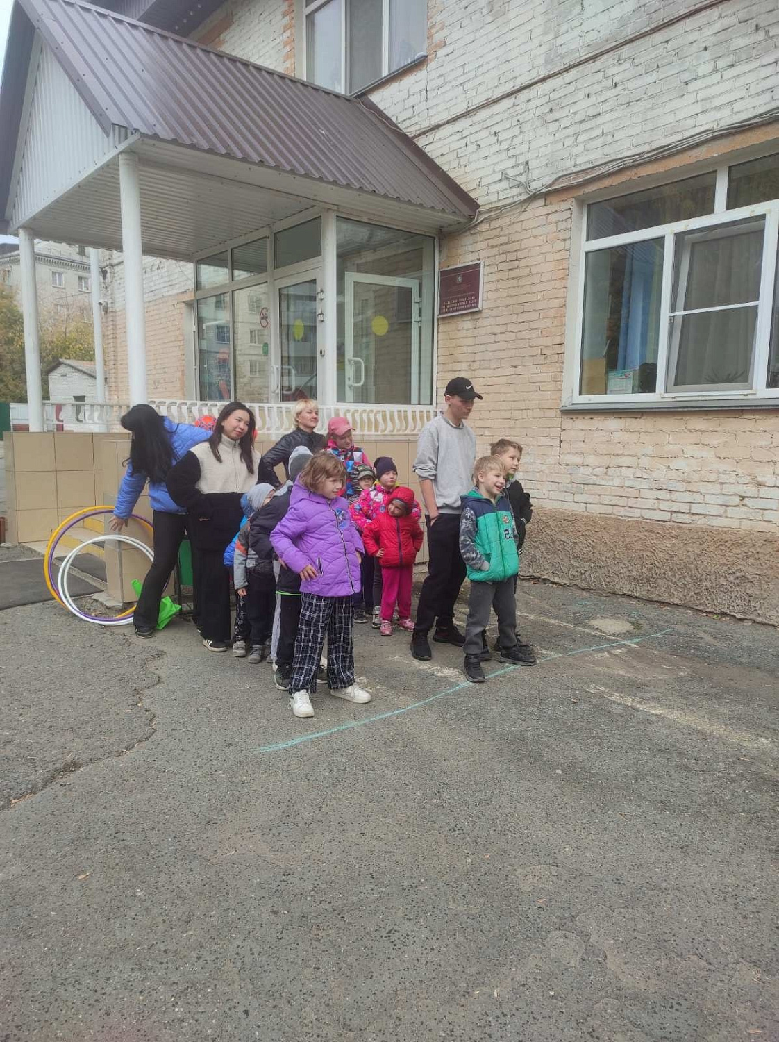 Сегодня у нас самый весёлый из всех спортивных и самый спортивный из всех весёлых, тренинг на сплочение воспитанников и воспитателей "Веселый двор".