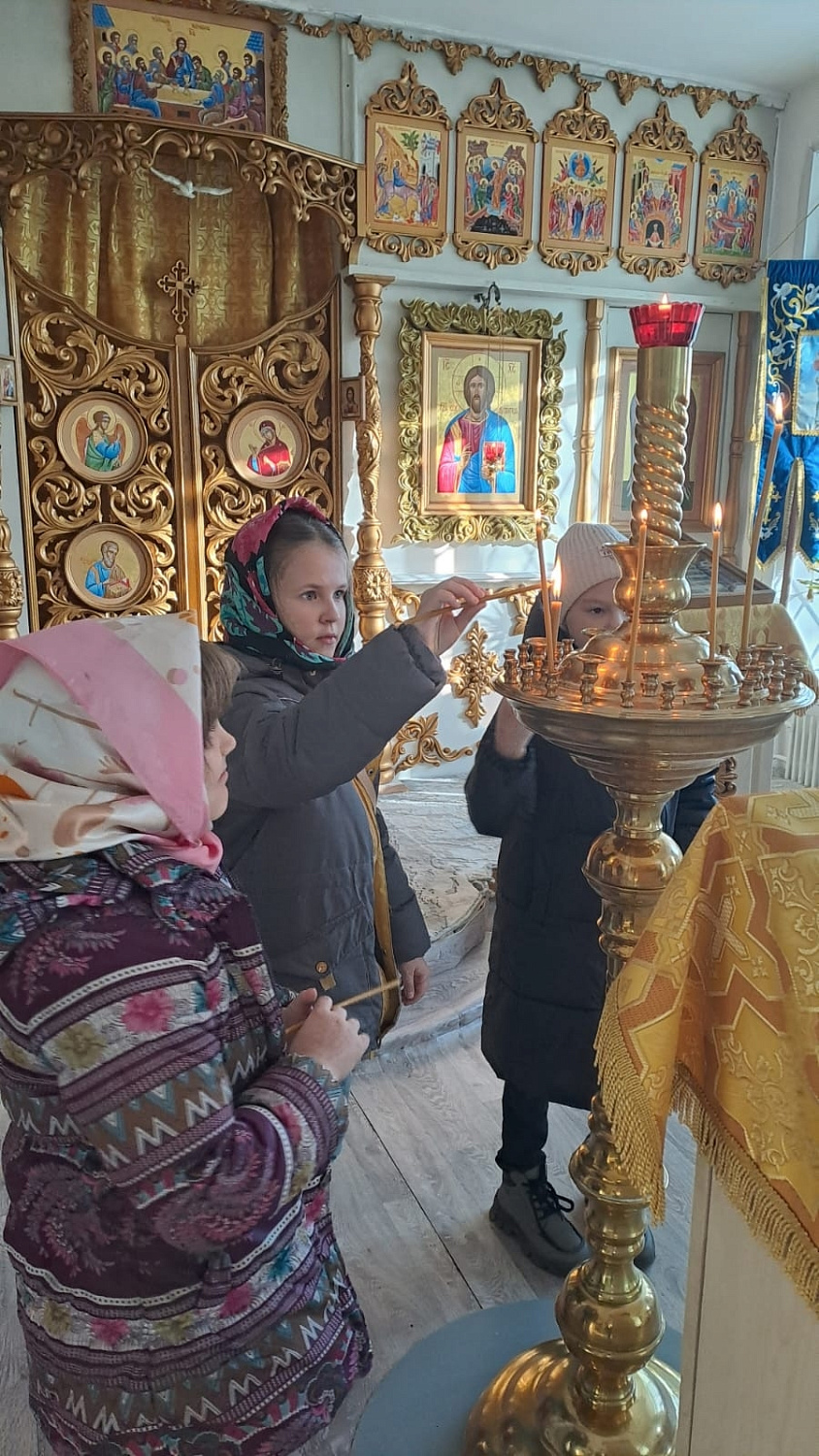 Доброй традицией стало посещение нашими воспитанниками Храма Благовещения Пресвятой Богородицы, расположенного в живописном уголке нашего города.