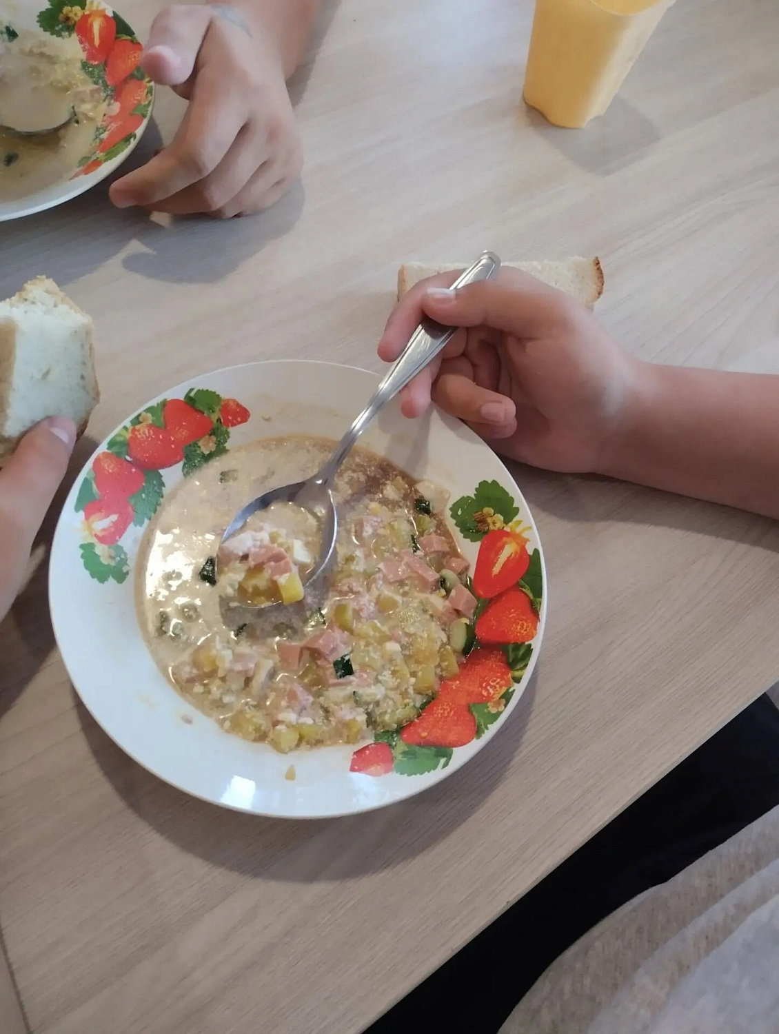 Вместе с ребятами мы устроили настоящий кулинарный марафон и приготовили главное блюдо этого лета — окрошку!