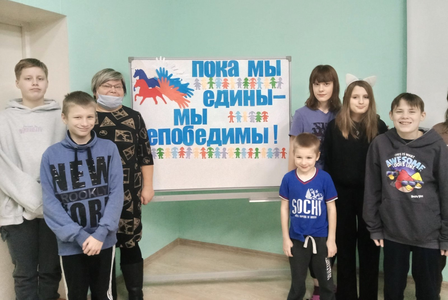 "Шестнадцать тысяч матерей пайки получат на заре — сто двадцать пять блокадных грамм с огнем и кровью пополам..."